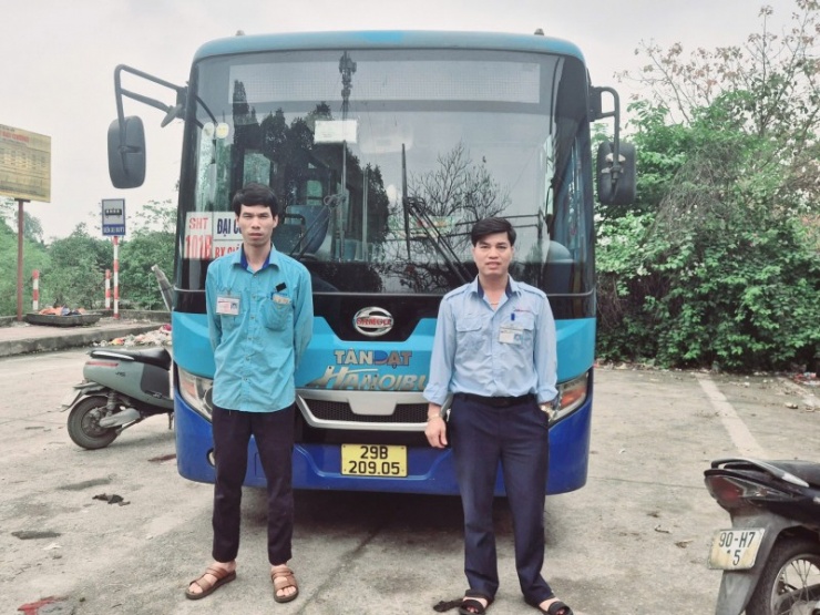 Hai nhân viên xe buýt kịp thời phát hiện bất ổn của hành khách, chủ động báo lại sự việc với công an xã Ngọc Hồi bảo toàn tài sản giúp khách.