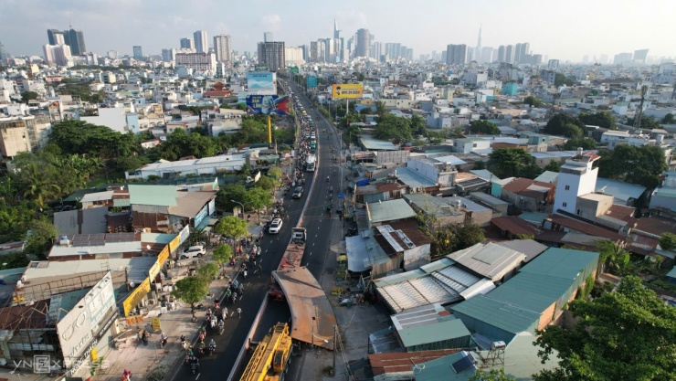 Tấm thép 10 tấn rơi đè tài xế tử vong, cửa ngõ TP HCM ùn tắc - 1