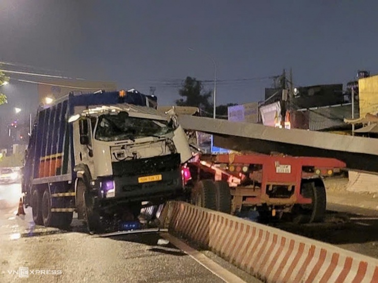 Tấm thép 10 tấn rơi đè tài xế tử vong, cửa ngõ TP HCM ùn tắc - 3