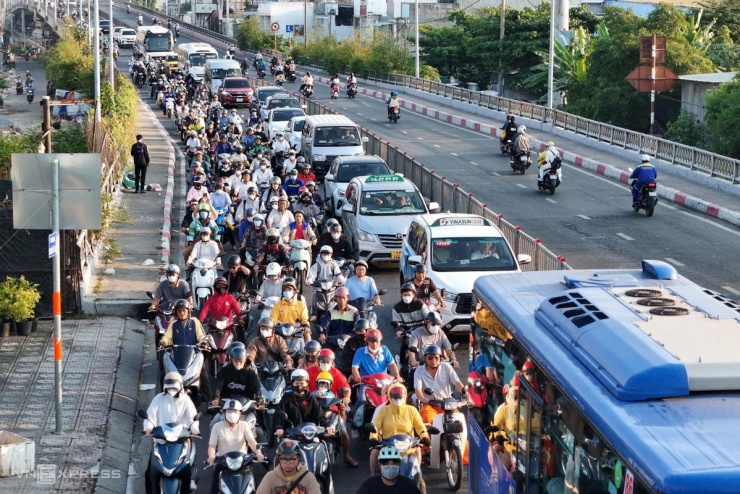 Tấm thép 10 tấn rơi đè tài xế tử vong, cửa ngõ TP HCM ùn tắc - 6