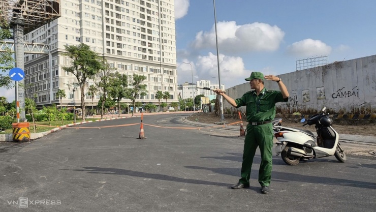 Tấm thép 10 tấn rơi đè tài xế tử vong, cửa ngõ TP HCM ùn tắc - 12