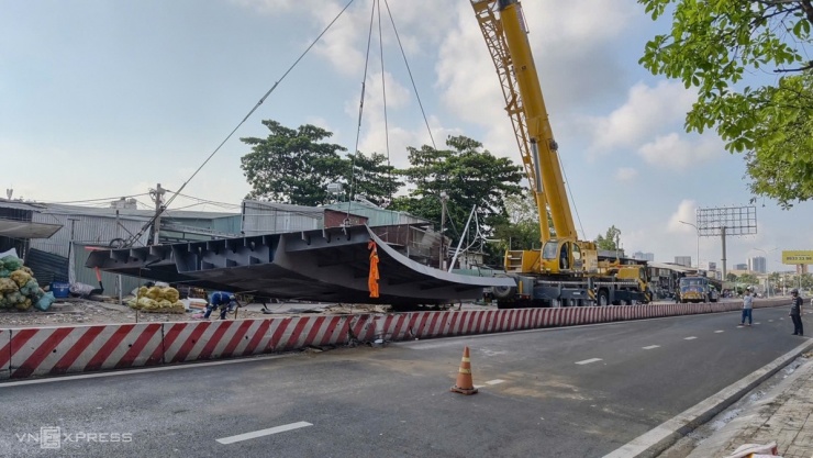 Tấm thép 10 tấn rơi đè tài xế tử vong, cửa ngõ TP HCM ùn tắc - 13