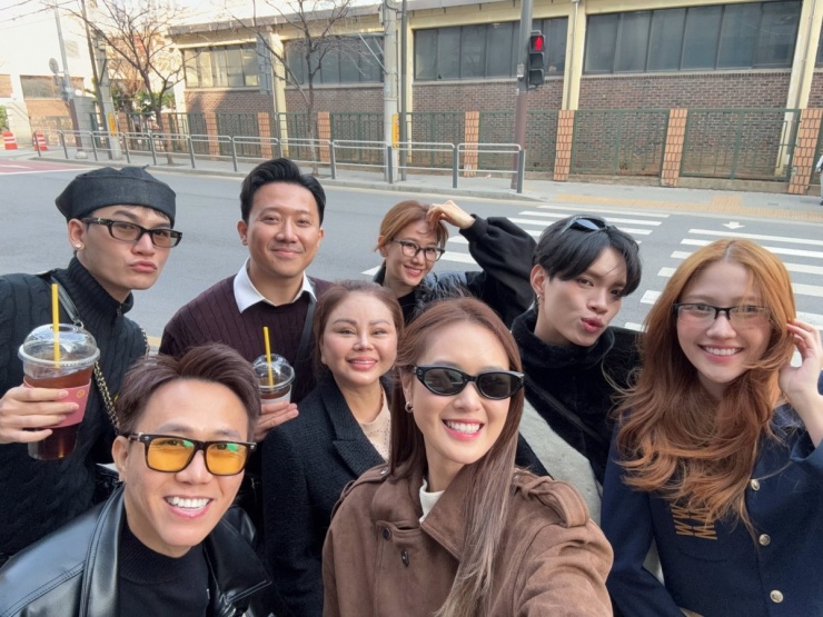 Ảnh sao 27/3: Hội bạn thân Trấn Thành về quê Hari Won - 1