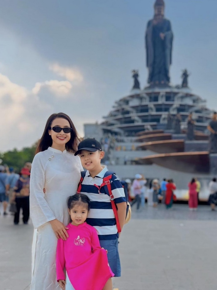 Ảnh sao 27/3: Hội bạn thân Trấn Thành về quê Hari Won - 4