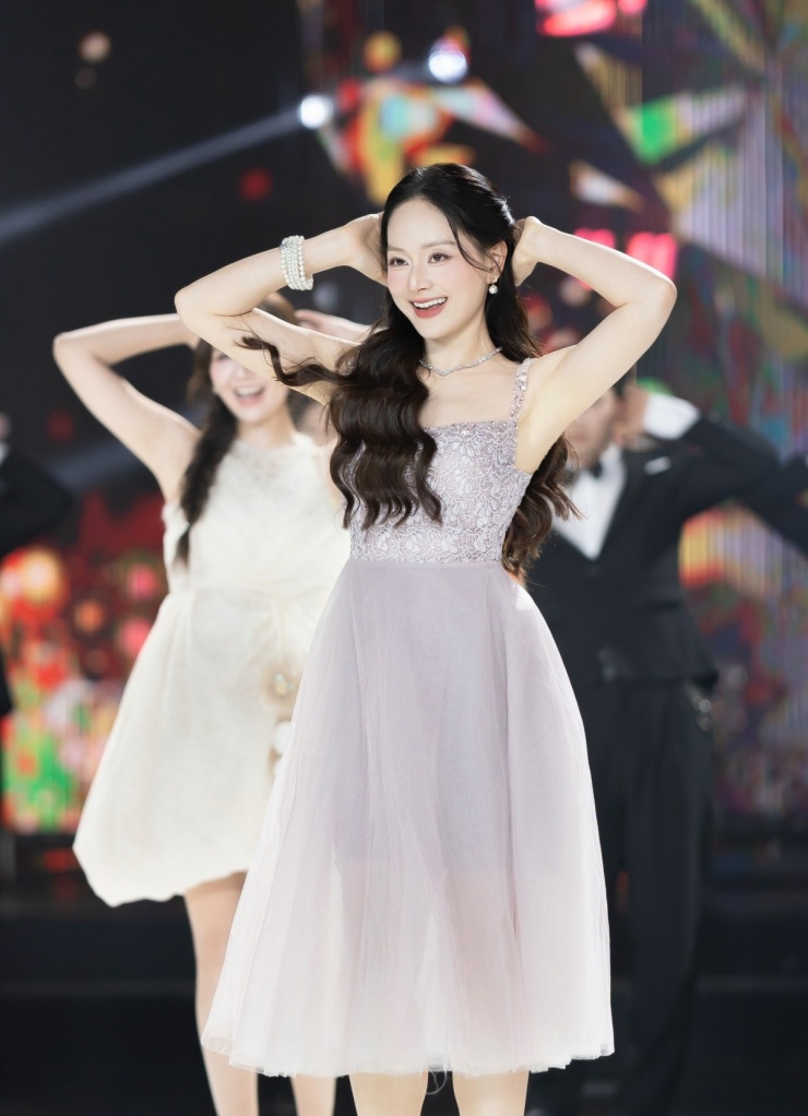 Ảnh sao 27/3: Hội bạn thân Trấn Thành về quê Hari Won - 12