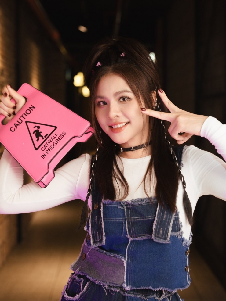 Ảnh sao 27/3: Hội bạn thân Trấn Thành về quê Hari Won - 10