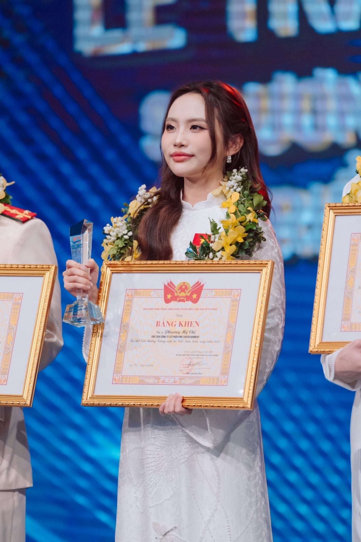 Phương Mỹ Chi được cộng đồng mạng khen khi phát biểu tại lễ vinh danh&nbsp;Gương mặt trẻ Việt Nam triển vọng. (Ảnh: FBNV)