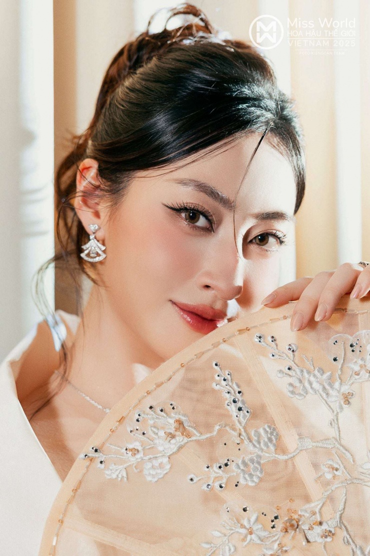 Hoa hậu Lương Thùy Linh xinh đẹp, quyễn rũ khi đảm nhận vai trò Phó trưởng ban giám khảo cuộc thi&nbsp;Miss World Vietnam. (Ảnh: FBNV)