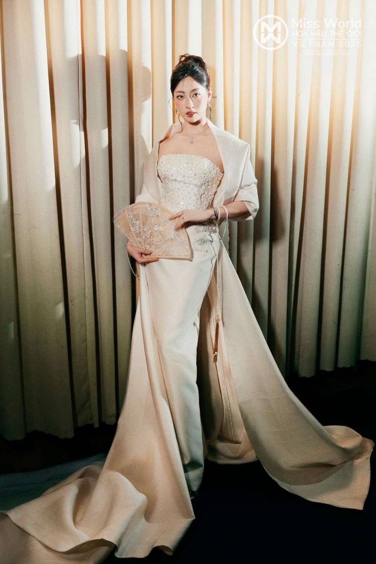 Hoa hậu Lương Thùy Linh được biết đến bởi đôi chân dài 1m22. (Ảnh: FBNV)