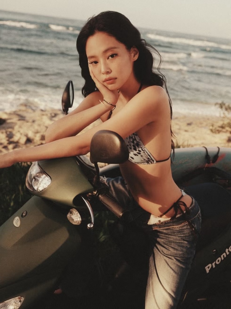 Nhiều thiết kế trong bộ sưu tập mang phong cách retro, ca sĩ nói: "Hơi thở cổ điển hòa hợp với không khí chúng tôi muốn mang đến, những điều này kết hợp tự nhiên với nhau".