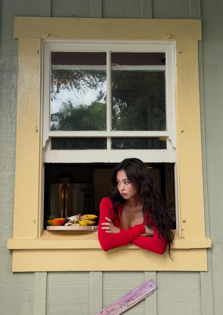 Hiện người đẹp đắt show thời trang, dự sự kiện, chụp tạp chí, làm đại sứ của loạt thương hiệu xa xỉ. Cô cũng có sự nghiệp solo thành công với loạt hit Solo, You &amp; Me, Mantra.