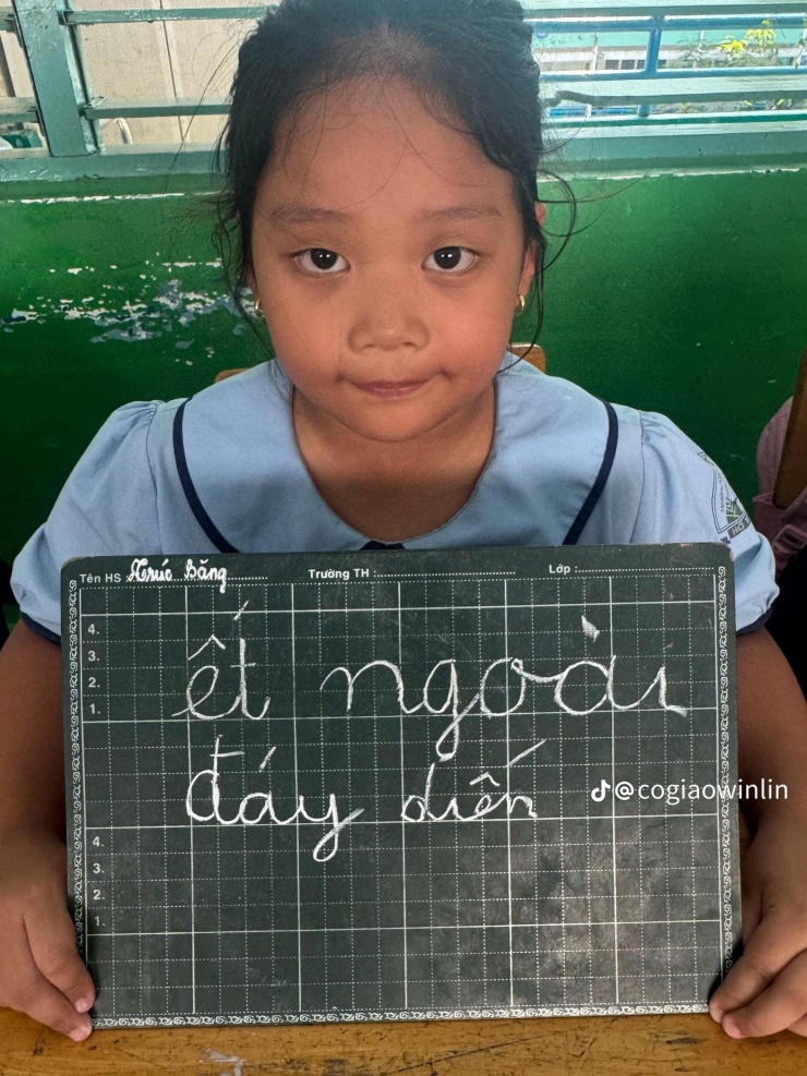 Phương Mỹ Chi "bất đắc dĩ" biến thành ca sĩ "ết ngoài đáy diến". Ảnh @cogiaowinlin.