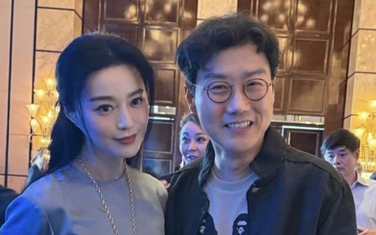 Phạm Băng Băng đang trở thành tâm điểm chú ý khi chia sẻ hình ảnh chụp cùng đạo diễn Hwang Dong-hyuk – người đứng sau thành công toàn cầu của “Squid Game”.