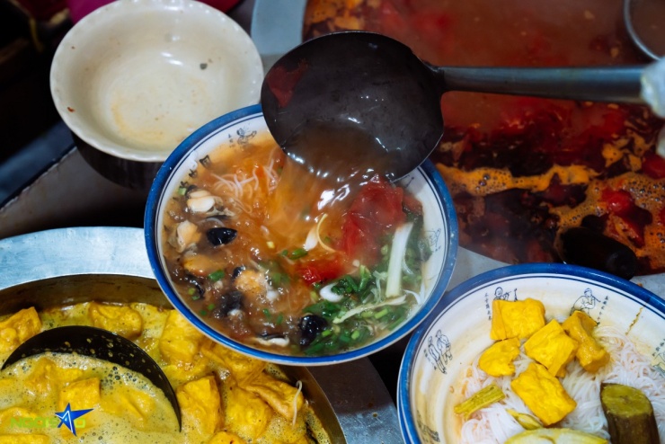 Quán bún ốc chuối đậu ba đời nức tiếng ngõ chợ Đồng Xuân - 5