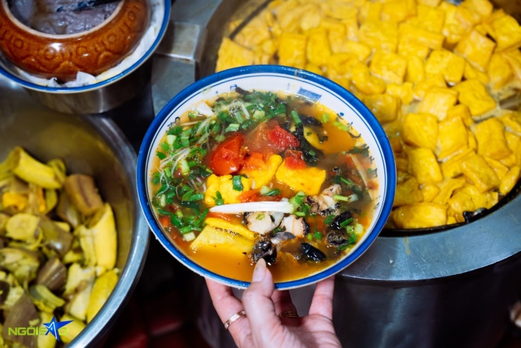 Quán bún ốc chuối đậu ba đời nức tiếng ngõ chợ Đồng Xuân - 10