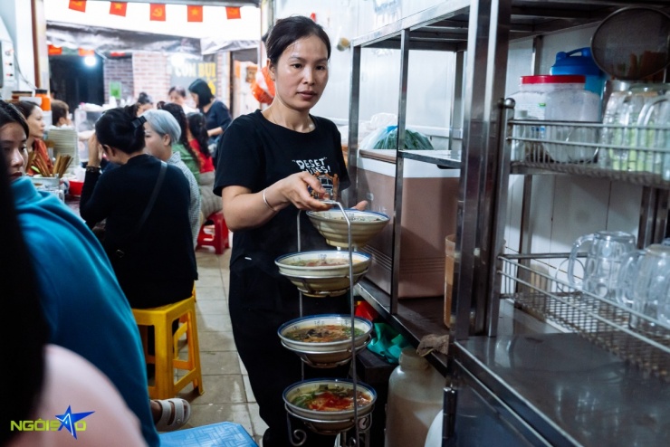 Quán bún ốc chuối đậu ba đời nức tiếng ngõ chợ Đồng Xuân - 12