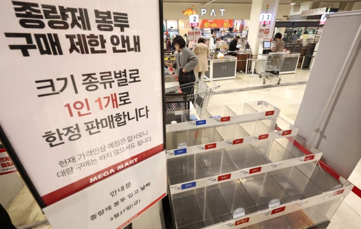 Từ giữa tháng 3, làn sóng mua tích trữ túi rác bắt đầu lan rộng tại Hàn Quốc, trong bối cảnh lo ngại gián đoạn nguồn cung dầu mỏ từ Trung Đông có thể ảnh hưởng đến sản xuất nhựa. Theo các chuỗi cửa hàng tiện lợi lớn, doanh số túi rác và túi đựng rác thực phẩm tăng mạnh chỉ trong vài ngày. Chuỗi CU ghi nhận lượng bán túi rác tăng hơn 216%, trong khi túi rác thực phẩm tăng hơn 153% so với tuần trước đó.