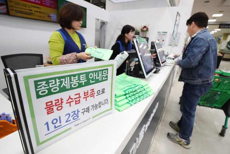 Ban đầu, nhu cầu vẫn ổn định, nhưng từ khoảng ngày 15/3, lượng mua bắt đầu tăng theo cấp số nhân. Nhiều cửa hàng cho biết các loại túi phổ biến dung tích 10 lít và 20 lít gần như đã hết sạch.