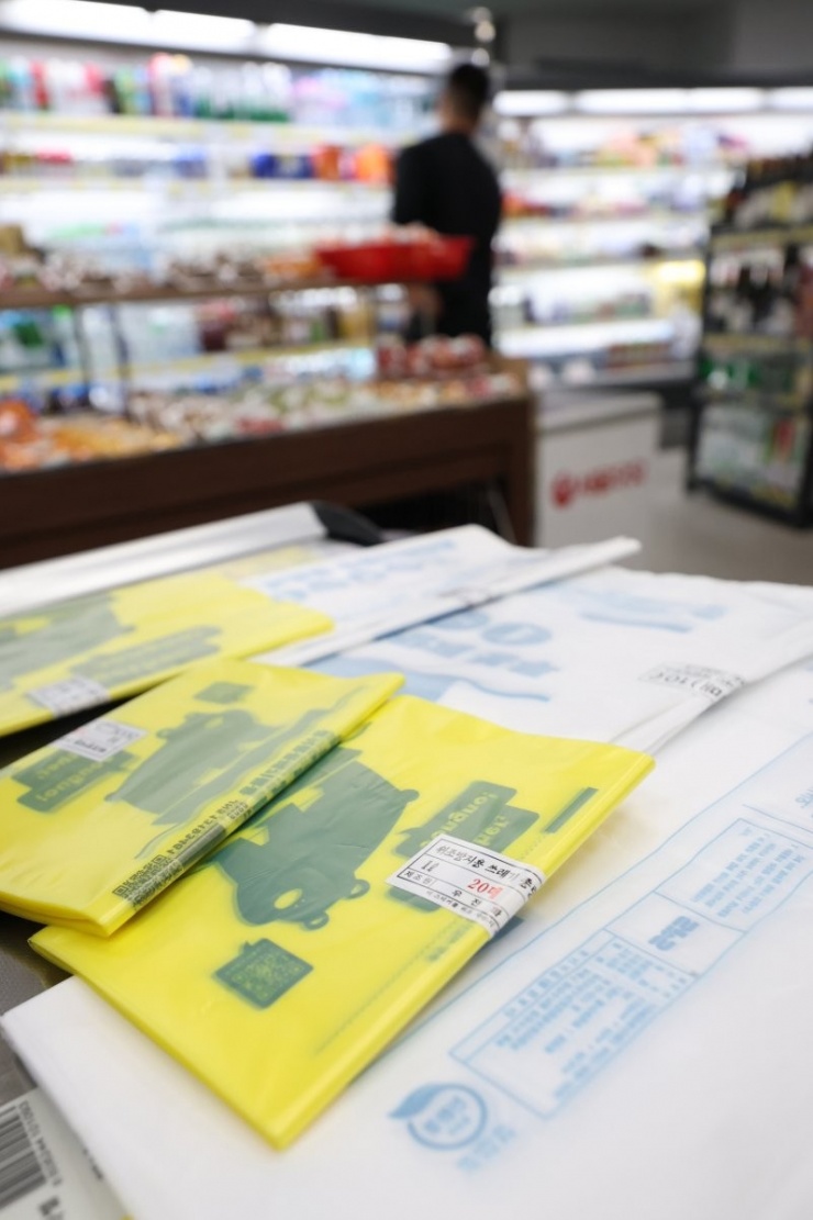 Các hệ thống khác như 7-Eleven và Emart24 cũng báo cáo doanh số tăng gần gấp đôi.