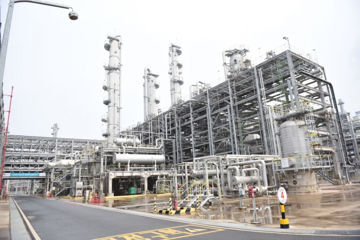 Nguyên nhân được cho là xuất phát từ lo ngại thiếu hụt naphtha - nguyên liệu quan trọng trong sản xuất nhựa - khi căng thẳng tại Trung Đông kéo dài và có nguy cơ làm gián đoạn nguồn cung dầu, đặc biệt nếu tuyến vận chuyển qua eo biển Hormuz bị ảnh hưởng. Một số nhà máy ở khu công nghiệp Yeosu thậm chí đã phải dừng hoạt động do thiếu nhiên liệu.