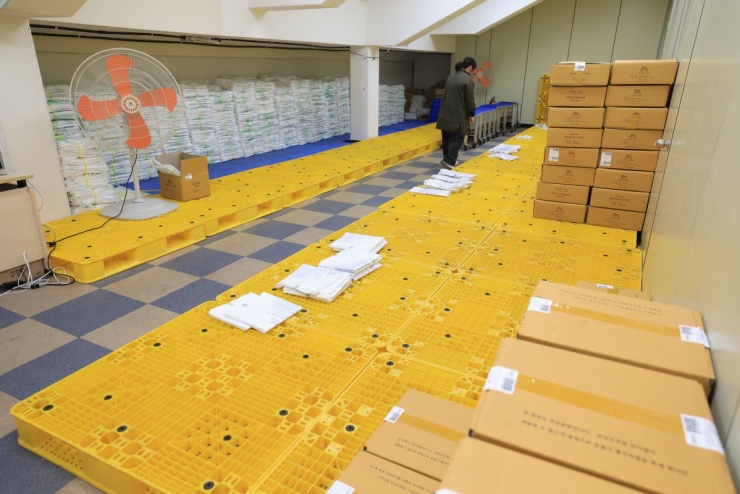 Trước diễn biến này, chính phủ Hàn Quốc trấn an rằng nguồn cung túi rác vẫn ổn định, với lượng dự trữ đủ dùng trong hơn ba tháng trên toàn quốc. Việc hạn chế mua được cho là biện pháp phòng ngừa nhằm tránh tâm lý hoảng loạn lan rộng, thay vì phản ánh tình trạng thiếu hàng thực tế.