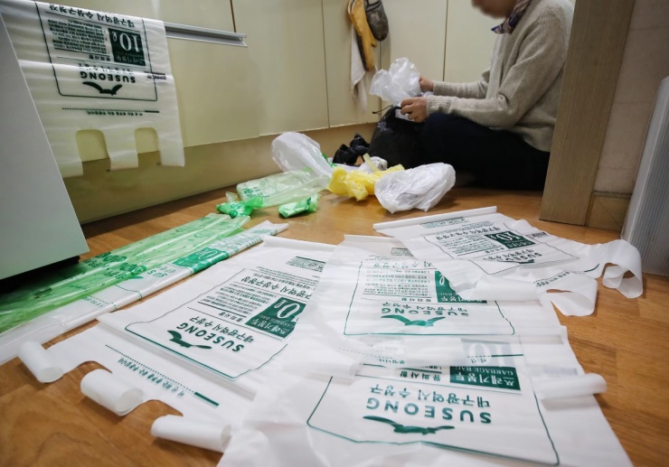 Dù vậy, cơn sốt tích trữ vẫn cho thấy mức độ nhạy cảm của thị trường tiêu dùng trước các biến động địa chính trị, ngay cả với những mặt hàng thiết yếu tưởng chừng đơn giản như túi rác.