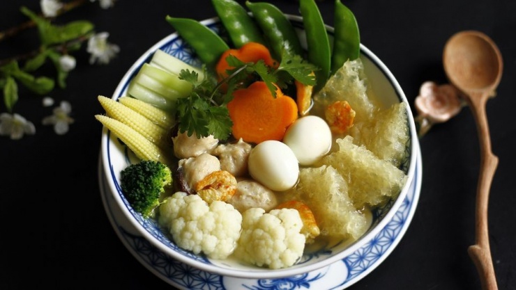 Canh bóng thả từ da heo khô là một món ăn truyền thống của người Việt Nam, đặc biệt là ở miền Bắc. Món canh này có hương vị đậm đà, béo ngậy và thơm lừng nhờ sự kết hợp của da heo khô, bóng thả, nước mắm, hành, tiêu và rau mùi.