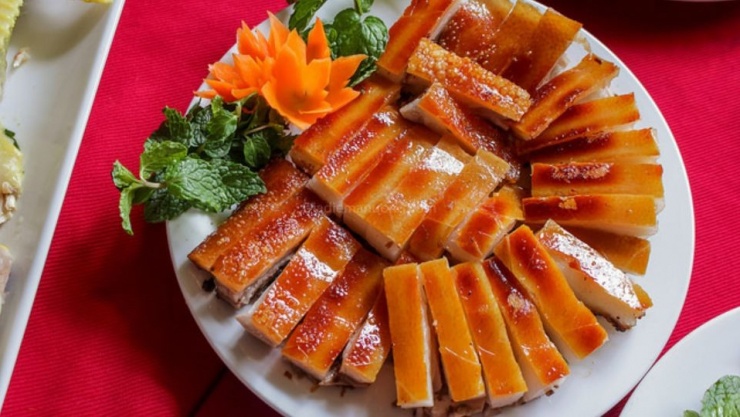 Da heo nướng là một món ăn truyền thống và đặc sắc của Việt Nam, được chế biến từ thịt heo tẩm ướp với các gia vị như nước mắm, tỏi, hành, đường, tiêu và ớt. Sau đó, thịt heo được nướng trên than hoa cho đến khi chín vàng, thơm lừng. Da heo nướng có vị ngọt, mặn, cay và béo ngậy, rất hợp với cơm trắng hay bánh mì.