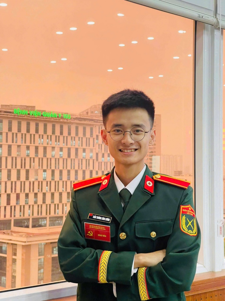 Trần Trương Công Cường là 1 trong 18 học viên tiêu biểu được phong quân hàm Thượng úy tromg dịp này. Ảnh: NVCC