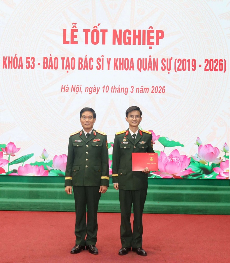 Trung tướng, Giáo sư, Tiến sĩ Trần Viết Tiến, Giám đốc Học viện Quân y trao bằng tốt nghiệp cho Công Cường. Ảnh: NVCC