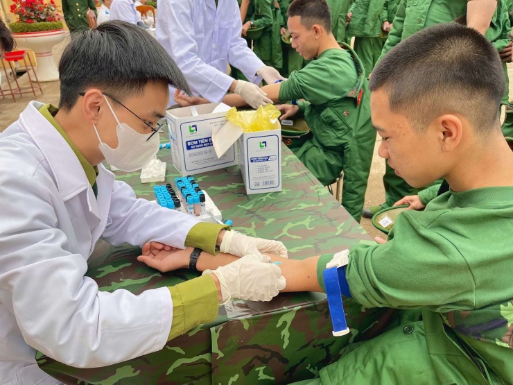 Cường phấn đấu trở thành người thầy thuốc “sâu về y lý, giỏi về y thuật, giàu về y đức”. Ảnh: NVCC