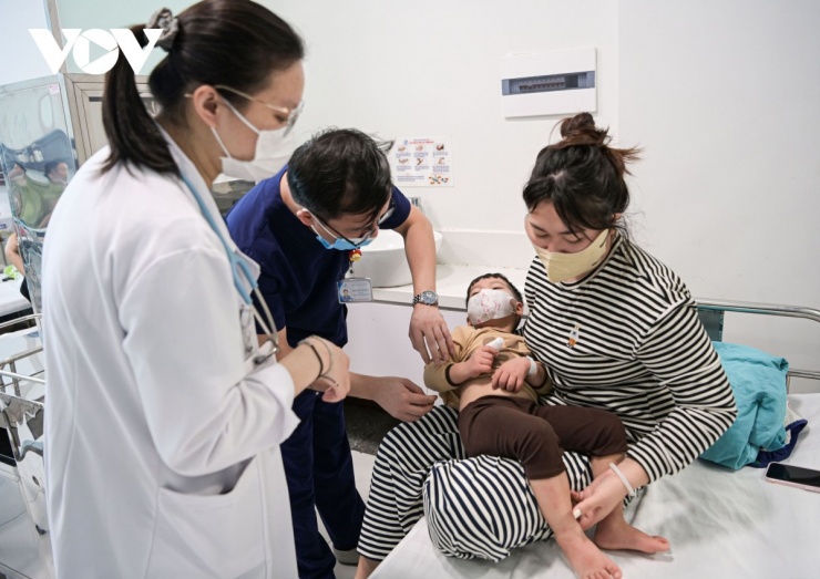 Trong 3 tháng đầu năm 2026 cả nước ghi nhận gần 25.094 trường hợp mắc bệnh tay chân miệng, trong đó 4 ca tử vong, cao hơn 5 lần so với cùng kỳ năm 2025. (Ảnh: Đồng Toàn)