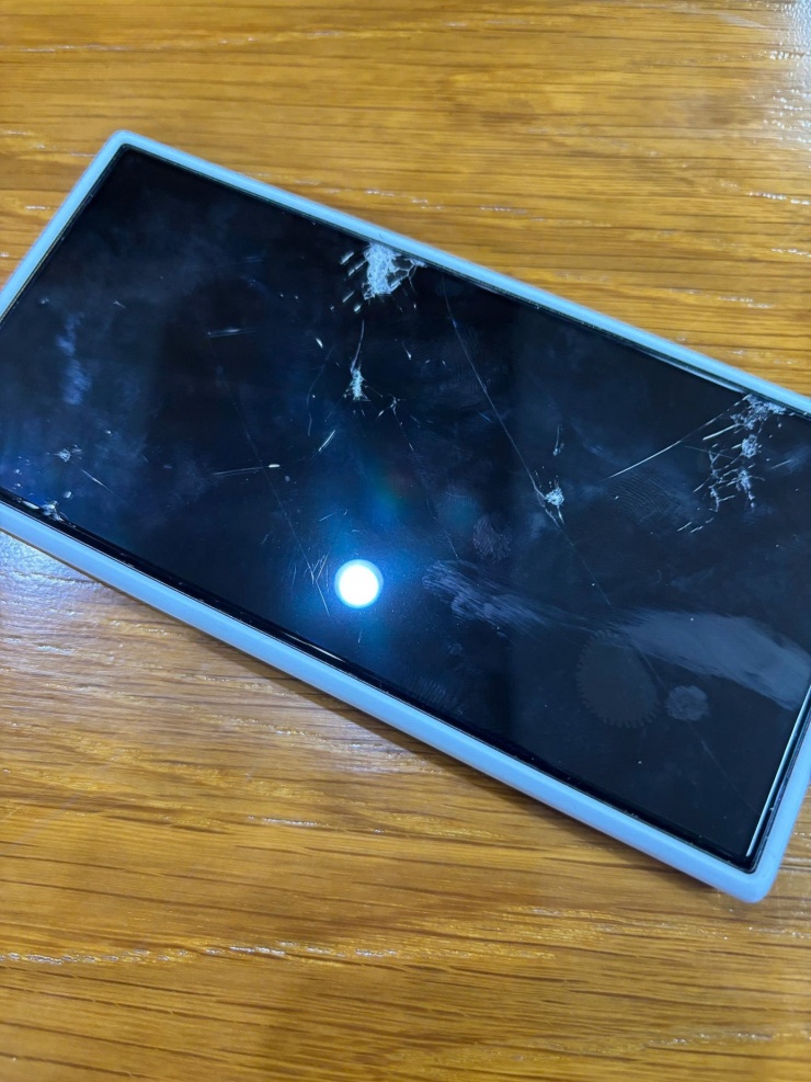 Theo anh Alex, các sự cố nặng rất hiếm gặp, thực tế chỉ mới có một nhân viên phải tự xuất tiền túi thay màn hình do làm vỡ.