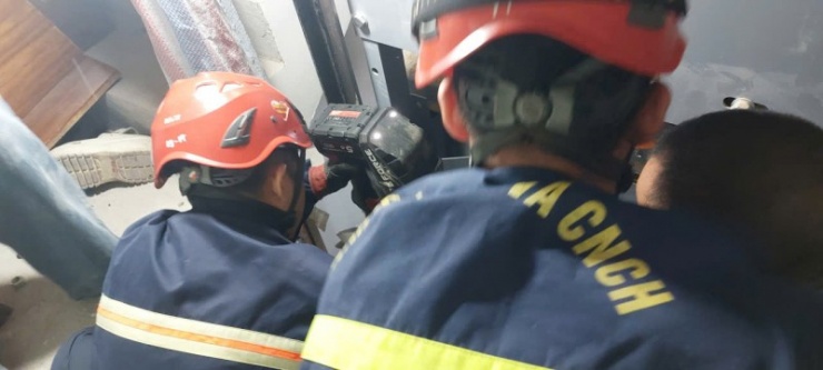 Cảnh sát PCCC và CNCH Công an tỉnh Phú Thọ tiếp cận thang máy để cứu nạn nhân đang bị mắc kẹt.