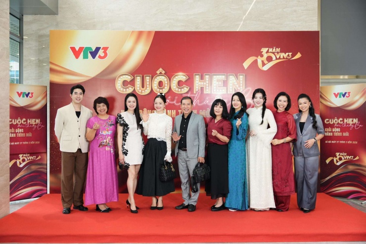 Các nghệ sĩ, diễn viên, MC hội ngộ tại buổi giới thiệu các chương trình của VTV3. Ảnh: VTV