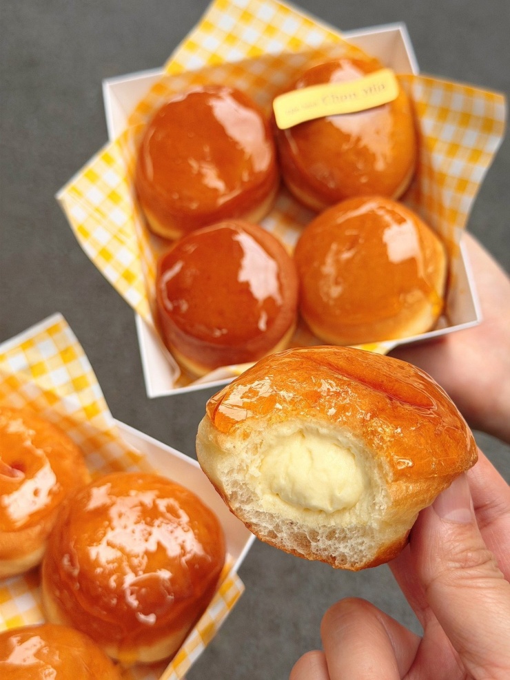 Donut Caramel đang là loại bánh được giới trẻ yêu thích. (Ảnh: Tiệm bánh ChanMia - Homemade Cake)