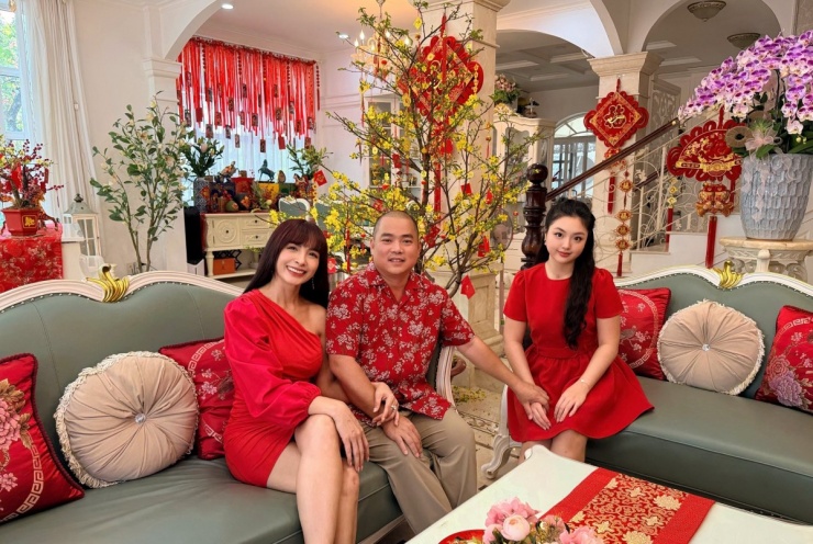 Phòng khách của Minh Khang - Thúy Hạnh nằm ở tầng trệt, mang phong cách châu Âu cổ điển.