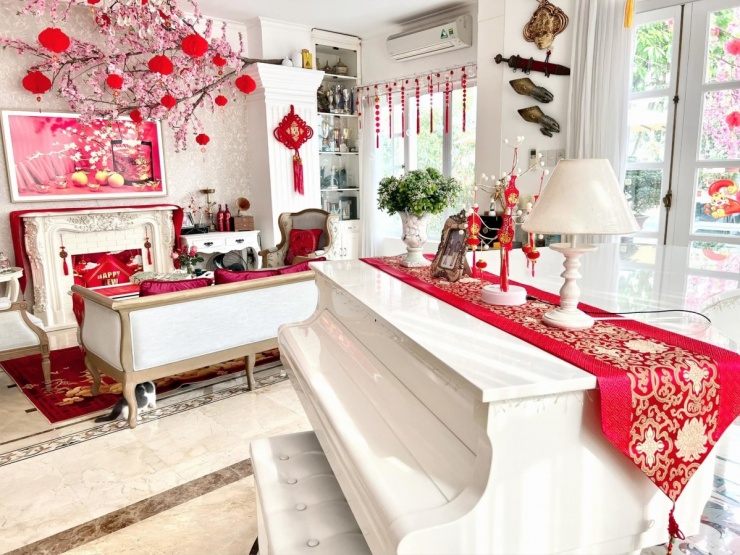 Ngoài bộ sofa cỡ lớn, vợ chồng nghệ sĩ đặt một chiếc đàn ngay lối vào để Minh Khang và các con gái có thể chơi nhạc mỗi khi rảnh rỗi. Minh Khang từng cho biết Thúy Hạnh là người cầu toàn nên luôn giữ nhà cửa gọn gàng, sạch sẽ. Dù sử dụng toàn bộ nội thất màu trắng, không gian phòng khách của gia đình vẫn luôn sáng sủa, ít bám bụi.