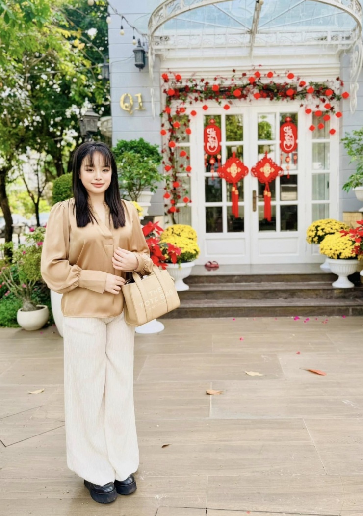 Con gái lớn của Thúy Hạnh chụp ảnh tại cửa căn biệt thự.