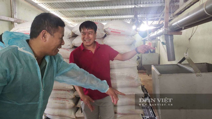 Anh Nguyễn Văn Đức giới thiệu về hệ thống máng ăn tự động cho gà vận hành bằng điện năng lượng mặt trời. Ảnh: M.H