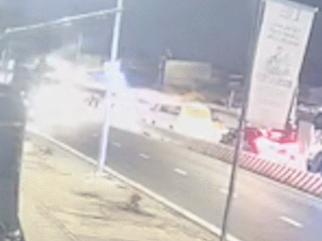 Cú va chạm giữa hai ôtô khiến tấm thép 10 tấn rơi đè tài xế