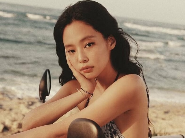 Jennie lăng xê bikini cảm hứng cổ điển