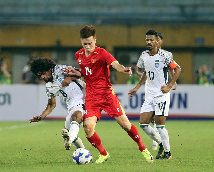 Hoàng Đức chỉ thi đấu 45 phút đầu trận thắng Bangladesh.