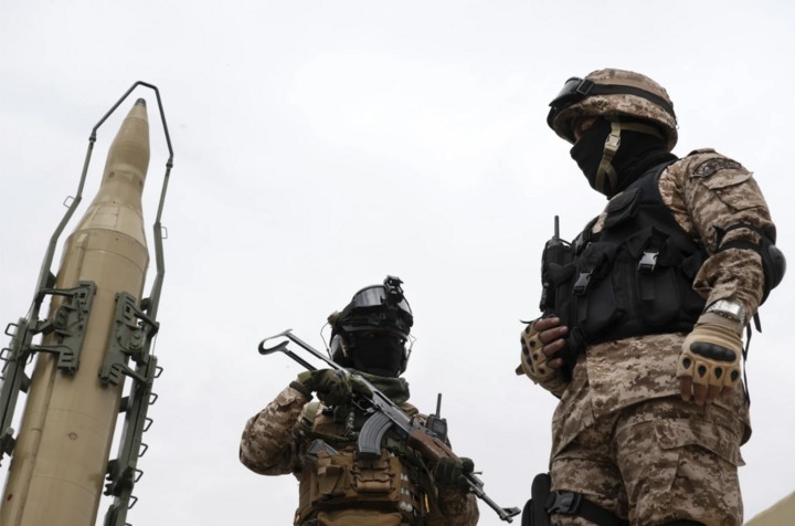 Báo Iran: Tehran huy động hơn 1 triệu binh sĩ đối phó bộ binh Mỹ - 1