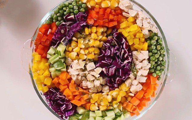 Salad là lựa chọn nhẹ nhàng nhưng vẫn đảm bảo cung cấp đầy đủ vi chất cần thiết. Rau củ nhiều màu sắc cung cấp vitamin A, C, E giúp tăng sức đề kháng.