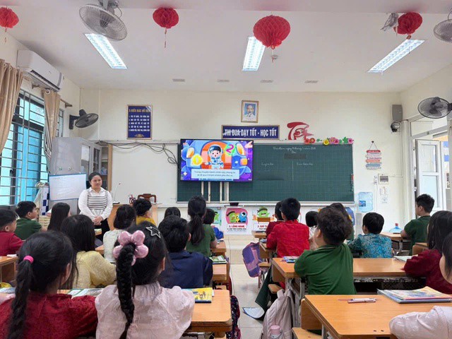 Một giờ học của cô và trò Trường Tiểu học Việt Nam - Cuba (phường Ba Đình, Hà Nội). Ảnh minh hoạ