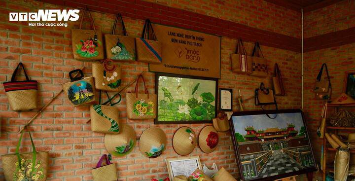 Nằm cách trung tâm TP Huế khoảng 50km về hướng Bắc, làng Phò Trạch (phường Phong Dinh), từ người già cho đến trẻ nhỏ, từ phụ nữ đến đàn ông không ai không biết đan đệm và các sản phẩm mỹ nghệ từ cây bỏ bàng.