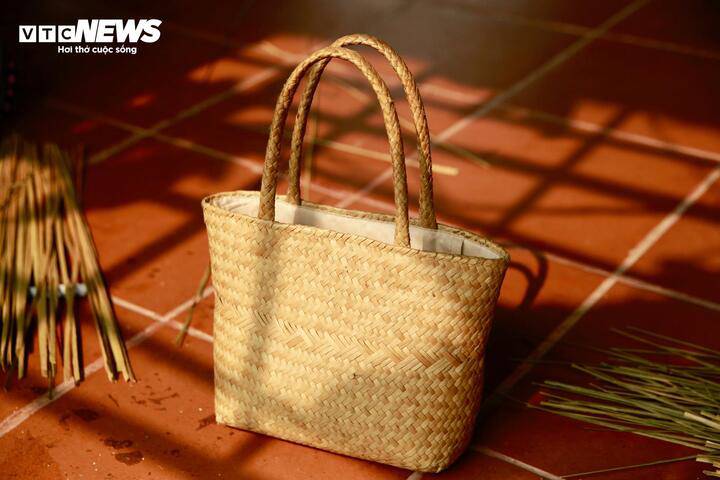 Theo các nhà nghiên cứu, làng Phò Trạch (phường Phong Dinh, TP Huế) hình thành từ giữa thế kỷ XV, có lịch sử lâu đời của vùng đất Thuận Hóa, mang đậm dấu ấn của thời di dân mở cõi cách đây hơn 500 năm. Kể từ đó, nghề đan đệm và các sản phẩm mỹ nghệ từ câu bàng xuất hiện và duy trì đến ngày nay.