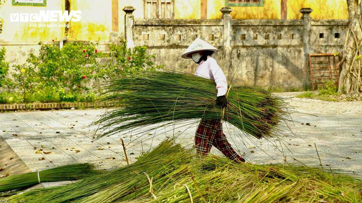 Ông Nguyễn Văn Từ (75 tuổi - nghệ nhân lâu năm trong nghề làm đệm và sản phẩm mỹ nghệ từ cỏ bàng ở Phò Trạch) chia sẻ, để làm ra sản phẩm, đầu tiên phải cắt cây cỏ bàng ở ruộng về, sau đó phơi khô bằng ánh nắng tự nhiên từ 3-5 ngày rồi bắt đầu phân loại to, nhỏ và cột thành từng lọn để lên gác bếp cất giữ cẩn thận dùng cho cả năm. Vất vả nhất là khâu đạp bàng cho sợi bàng dẹp và mềm để dễ dàng tạo hình cho những sản phẩm.