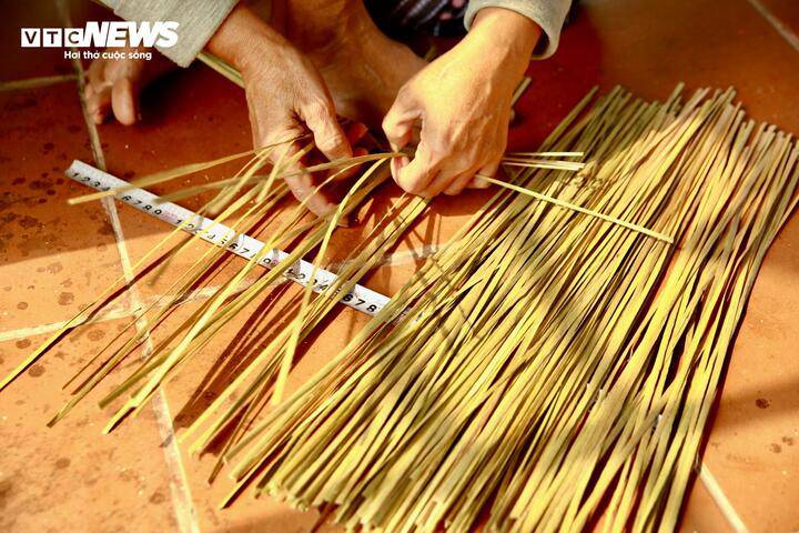 Khi đan các sản phẩm từ cỏ bàng, người làng Phò Trạch phải so những sợi bàng mềm xếp cạnh nhau cùng một hướng, khoảng 20-30 sợi, quay lại theo hướng vuông góc với những sợi đã sắp trước, hoa văn hoặc chữ có thể điểm xuyết để tăng thêm tính thẩm mỹ, khi gài cứ bắt hai sợi đè lên 2 sợi cứ như vậy đến khi đủ độ dài thì bắt đầu vặn giữ cho sản phẩm đúng kích thước và không bị bung ra.